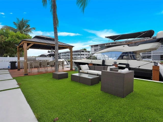 442 Tamarind Dr, Hallandale Beach FL 33009