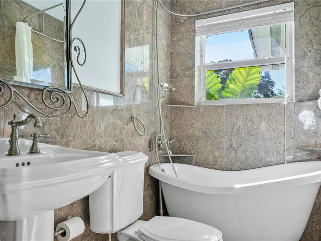 1528 Robbia Ave, Coral Gables FL 33146