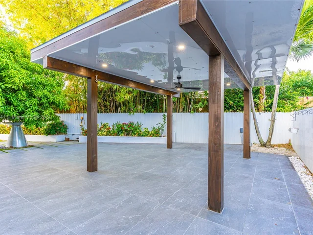 9923 NW 10th Ter, Miami FL 33172