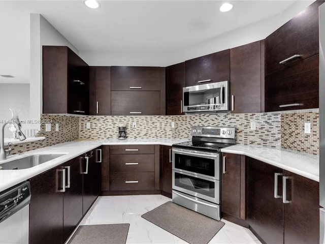 9923 NW 10th Ter, Miami FL 33172