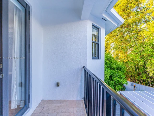 9923 NW 10th Ter, Miami FL 33172