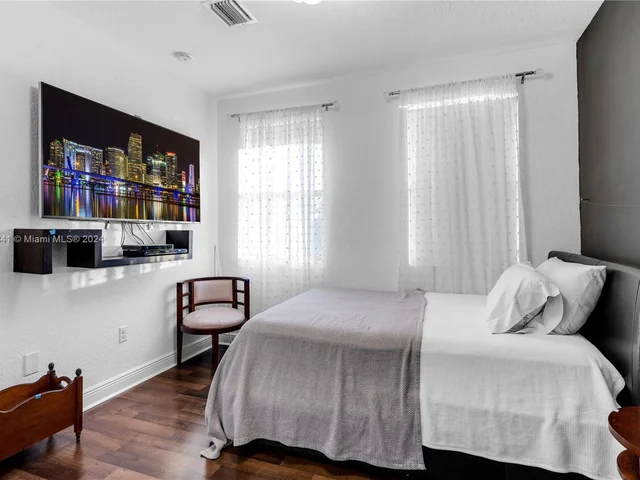 9923 NW 10th Ter, Miami FL 33172