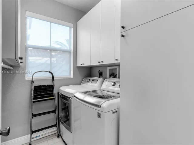 9923 NW 10th Ter, Miami FL 33172