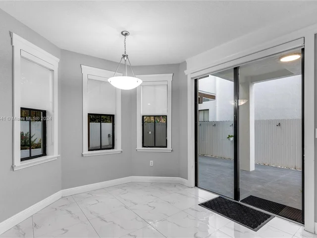 9923 NW 10th Ter, Miami FL 33172