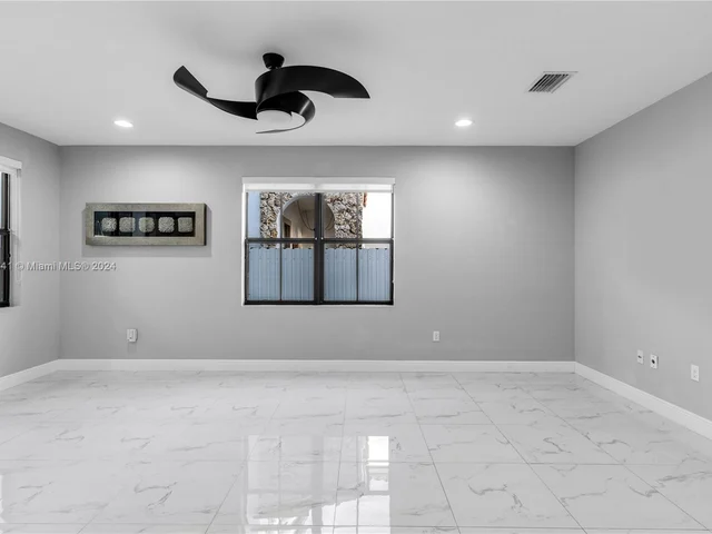 9923 NW 10th Ter, Miami FL 33172