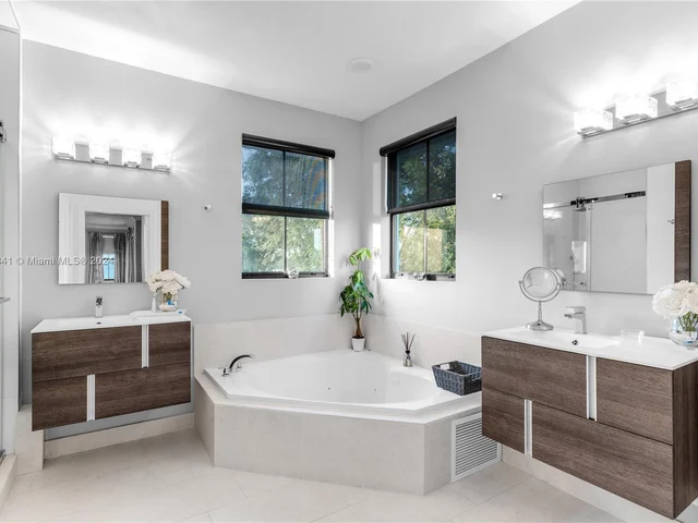 9923 NW 10th Ter, Miami FL 33172