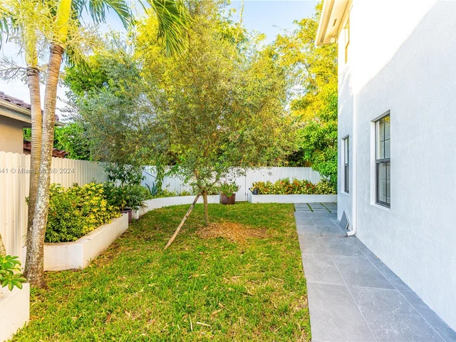 9923 NW 10th Ter, Miami FL 33172