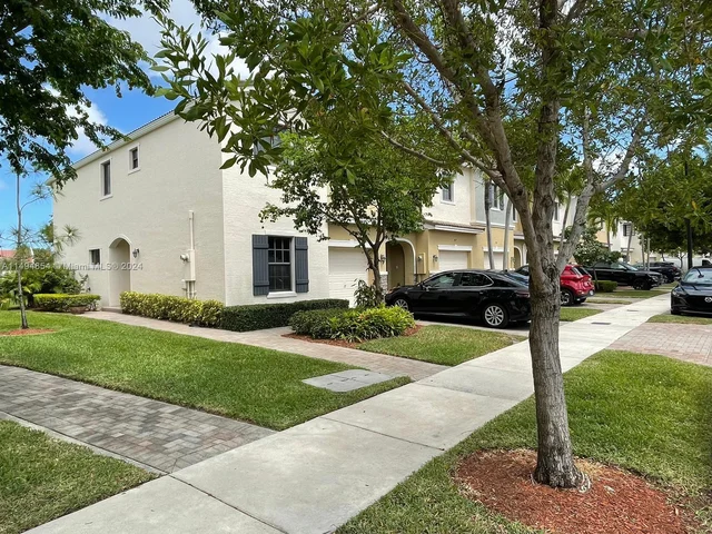 355 NE 194th Ln # 355, Miami FL 33179