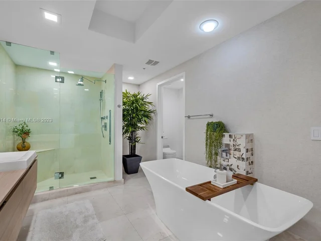 17301 Biscayne Blvd # 2106, North Miami Beach FL 33160