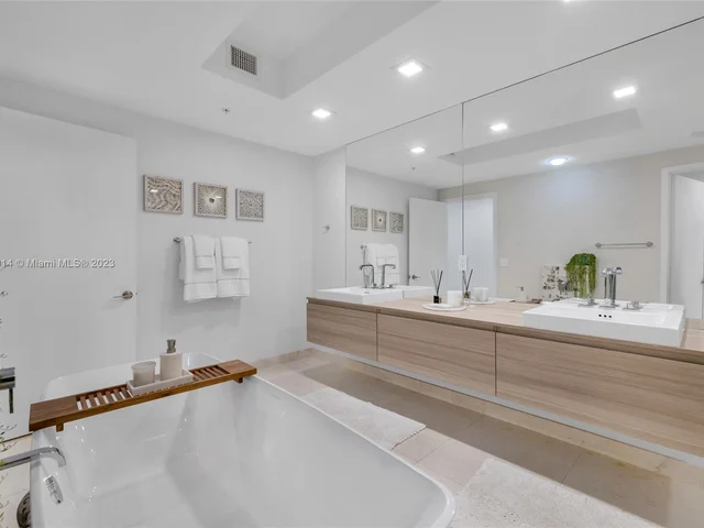 17301 Biscayne Blvd # 2106, North Miami Beach FL 33160