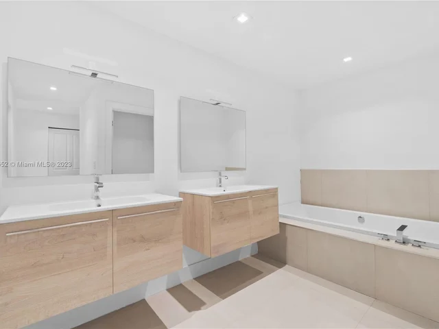 5254 NW 94th Doral Pl, Doral FL 33178