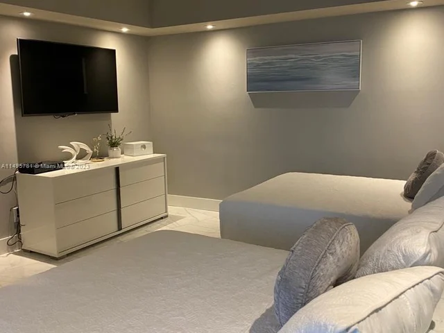 5401 Collins Ave # 526, Miami Beach FL 33140