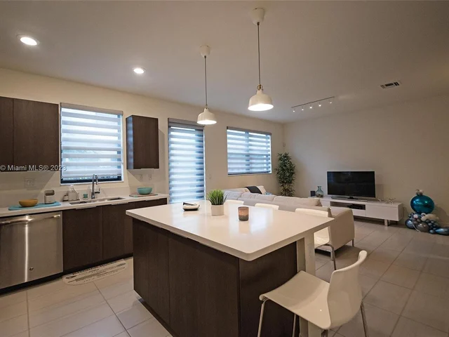 7925 NW 105th ct # 7925, Miami FL 33178