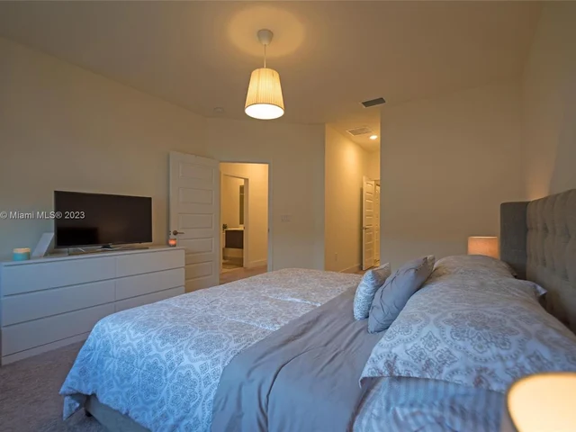 7925 NW 105th ct # 7925, Miami FL 33178