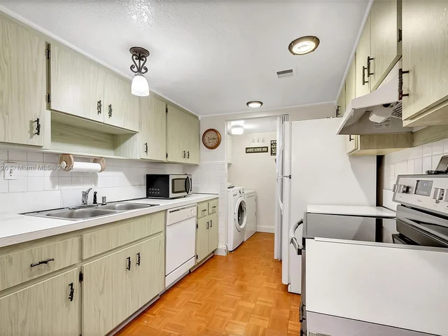 7175 Nova Dr # 405, Davie FL 33317