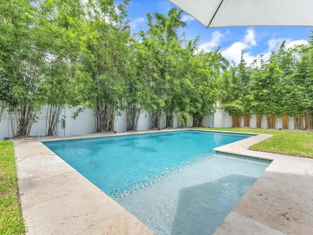 952 Hollywood Blvd, Hollywood FL 33019