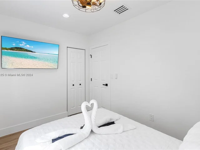 39 NW 49th St, Miami FL 33127