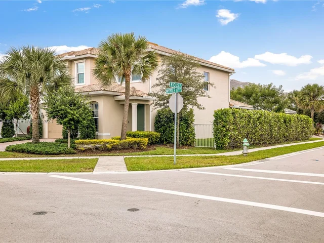 1595 Myrtle Oak Ter, Hollywood FL 33021