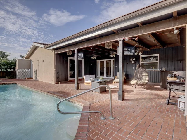 1645 SW 97th Ave, Miami FL 33165