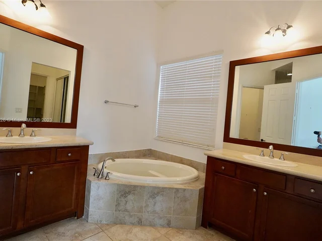 3927 NW 84th Way, Cooper City FL 33024