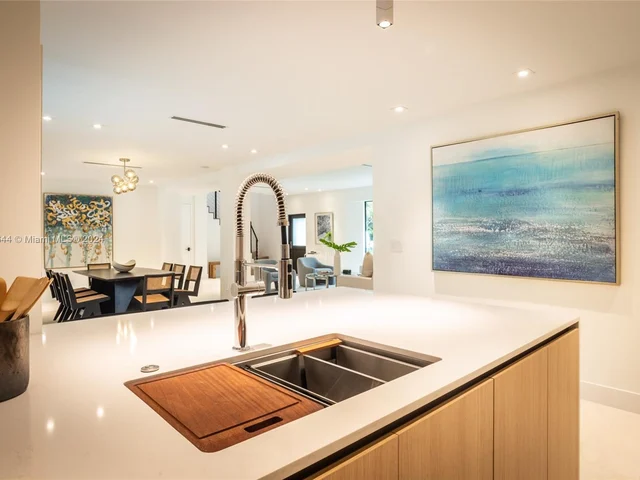 4321 Alton Rd, Miami Beach FL 33140