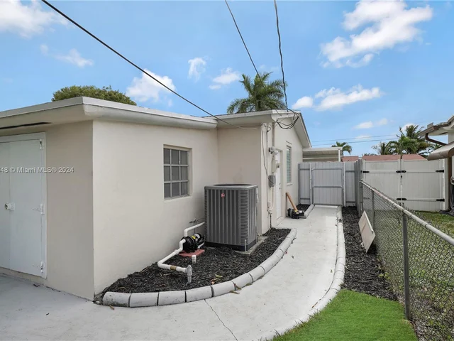 1739 W 79th St, Hialeah FL 33014