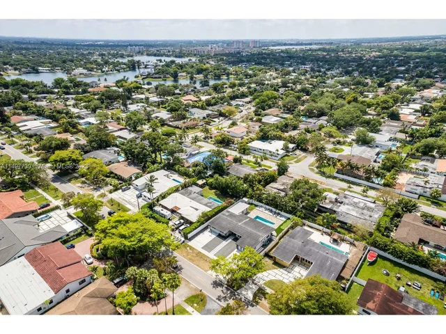 19810 NE 22nd Ave, Miami FL 33180