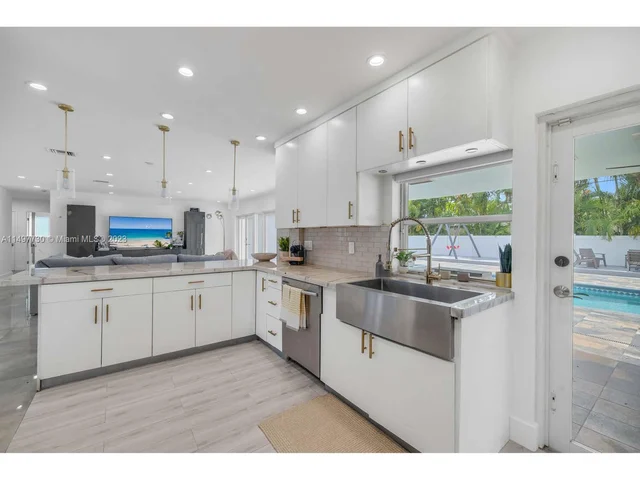 19810 NE 22nd Ave, Miami FL 33180