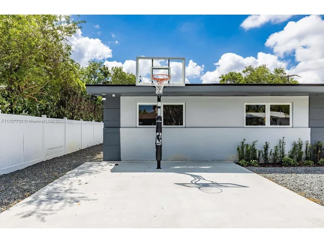 19810 NE 22nd Ave, Miami FL 33180