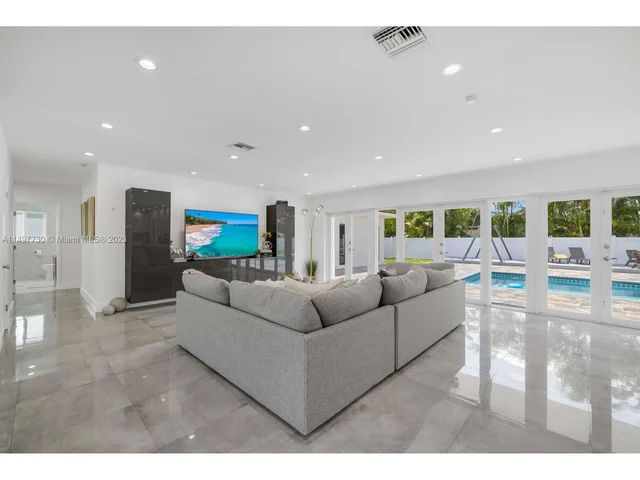 19810 NE 22nd Ave, Miami FL 33180