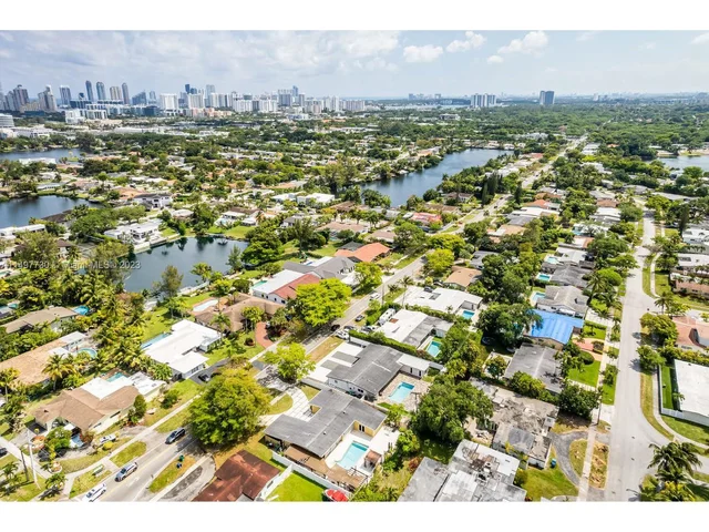 19810 NE 22nd Ave, Miami FL 33180