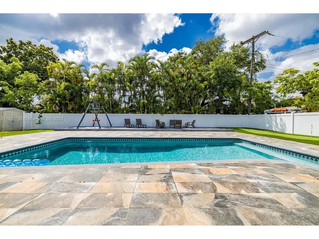 19810 NE 22nd Ave, Miami FL 33180