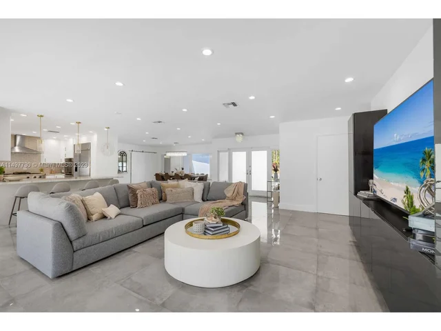 19810 NE 22nd Ave, Miami FL 33180