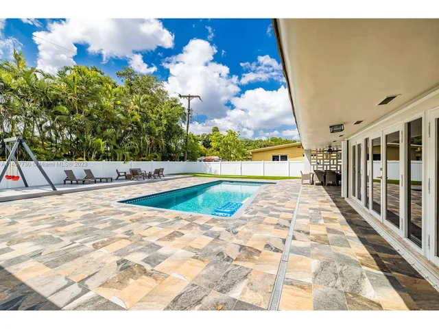 19810 NE 22nd Ave, Miami FL 33180