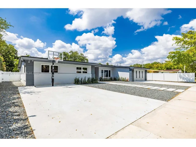 19810 NE 22nd Ave, Miami FL 33180