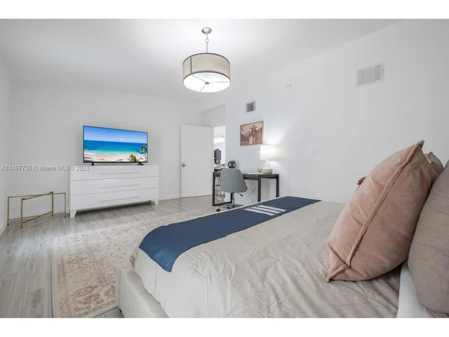 19810 NE 22nd Ave, Miami FL 33180