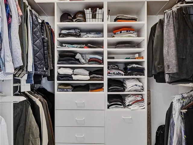 2585 Mayfair Ln, Weston FL 33327