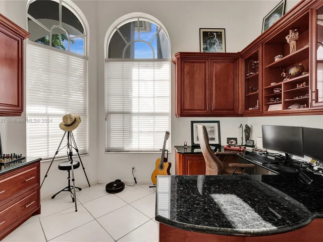 2585 Mayfair Ln, Weston FL 33327