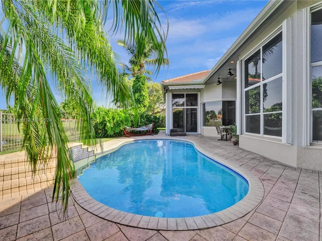 2585 Mayfair Ln, Weston FL 33327