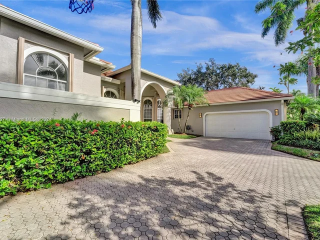 2585 Mayfair Ln, Weston FL 33327