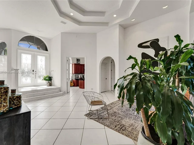 2585 Mayfair Ln, Weston FL 33327