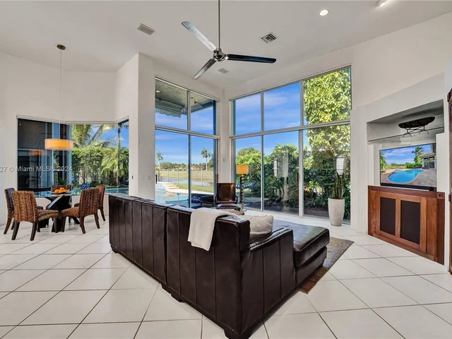 2585 Mayfair Ln, Weston FL 33327