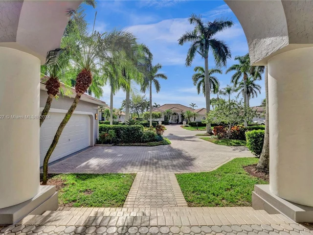 2585 Mayfair Ln, Weston FL 33327