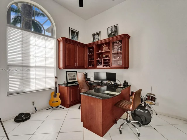 2585 Mayfair Ln, Weston FL 33327