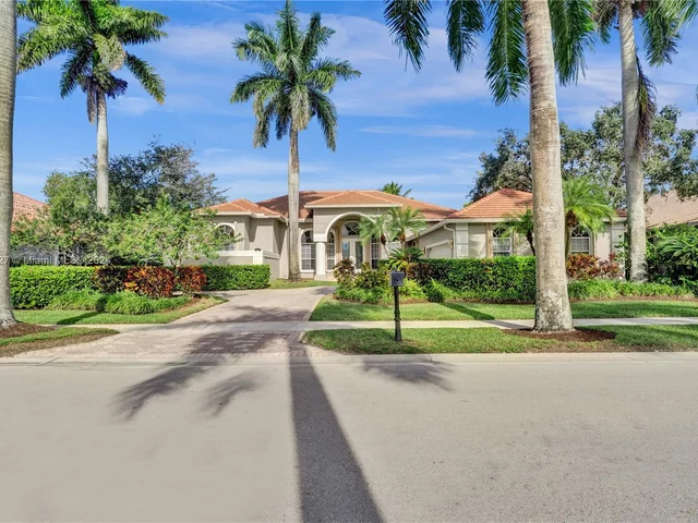 2585 Mayfair Ln, Weston FL 33327