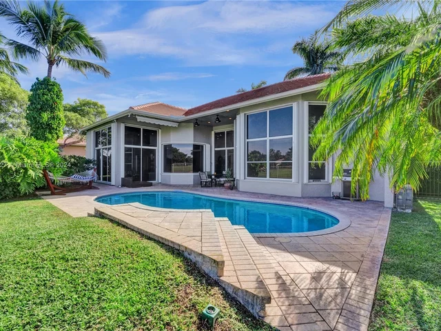 2585 Mayfair Ln, Weston FL 33327