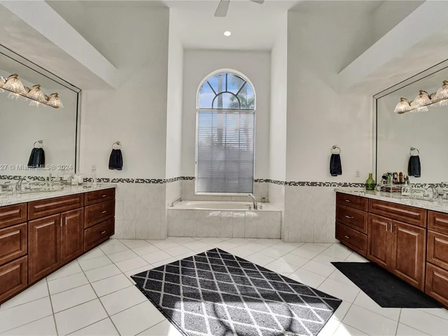 2585 Mayfair Ln, Weston FL 33327