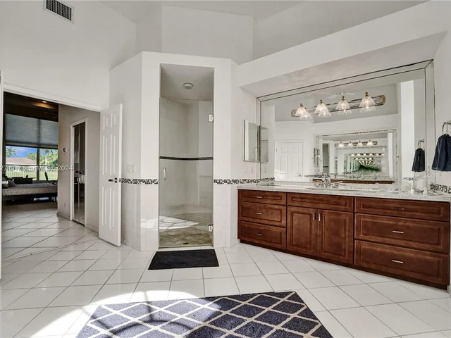 2585 Mayfair Ln, Weston FL 33327