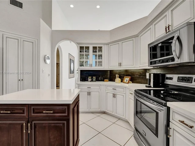 2585 Mayfair Ln, Weston FL 33327