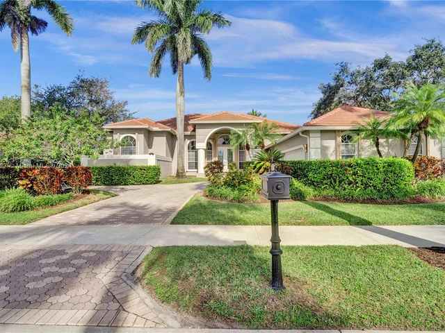 2585 Mayfair Ln, Weston FL 33327